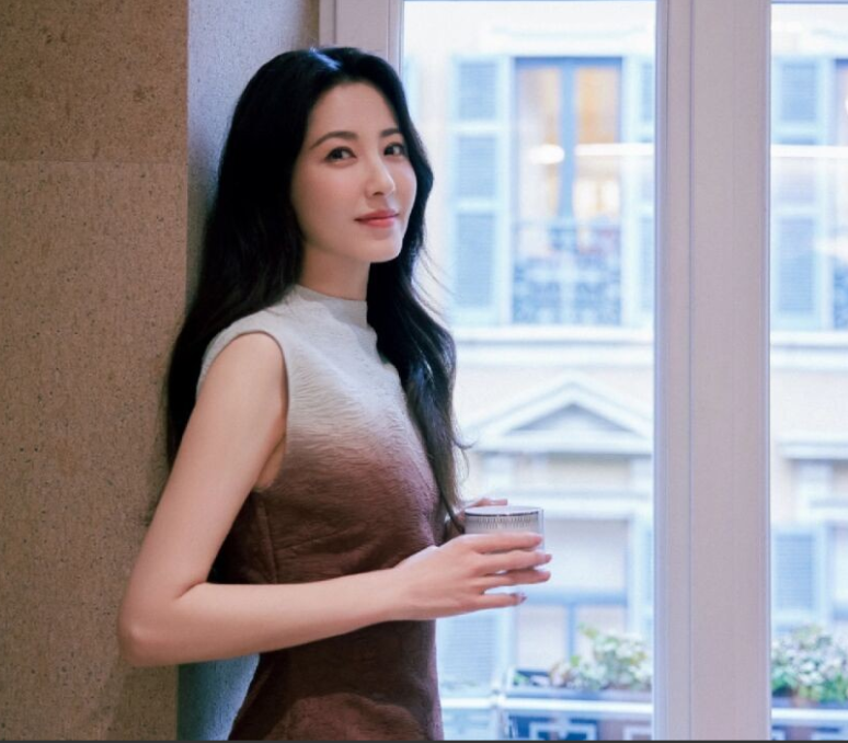 曾黎渐变色连衣裙穿搭